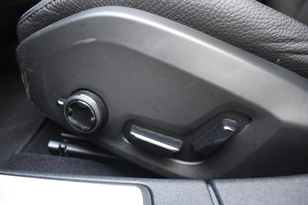 Volvo V60 T6 350PK Automaat Plug-in hybrid AWD Ultra Dark / Adaptieve Cruisecontrol / Panoramadak / Stoelverwarming v+a / Stuurverwarming / 360 Camera / Elektrische Stoelen / Head-up Display / 19"