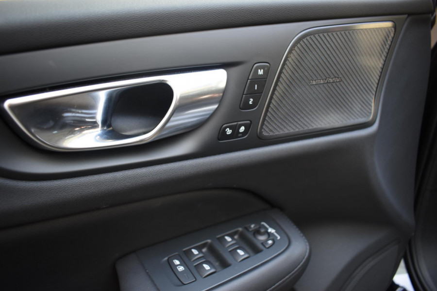 Volvo V60 T6 350PK Automaat Plug-in hybrid AWD Ultra Dark / Adaptieve Cruisecontrol / Panoramadak / Stoelverwarming v+a / Stuurverwarming / 360 Camera / Elektrische Stoelen / Head-up Display / 19"