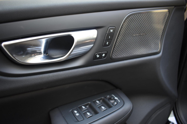 Volvo V60 T6 350PK Automaat Plug-in hybrid AWD Ultra Dark / Adaptieve Cruisecontrol / Panoramadak / Stoelverwarming v+a / Stuurverwarming / 360 Camera / Elektrische Stoelen / Head-up Display / 19"