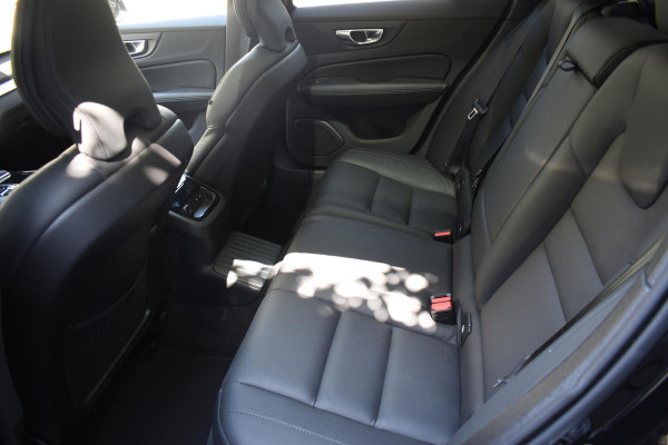Volvo V60 T6 350PK Automaat Plug-in hybrid AWD Ultra Dark / Adaptieve Cruisecontrol / Panoramadak / Stoelverwarming v+a / Stuurverwarming / 360 Camera / Elektrische Stoelen / Head-up Display / 19"