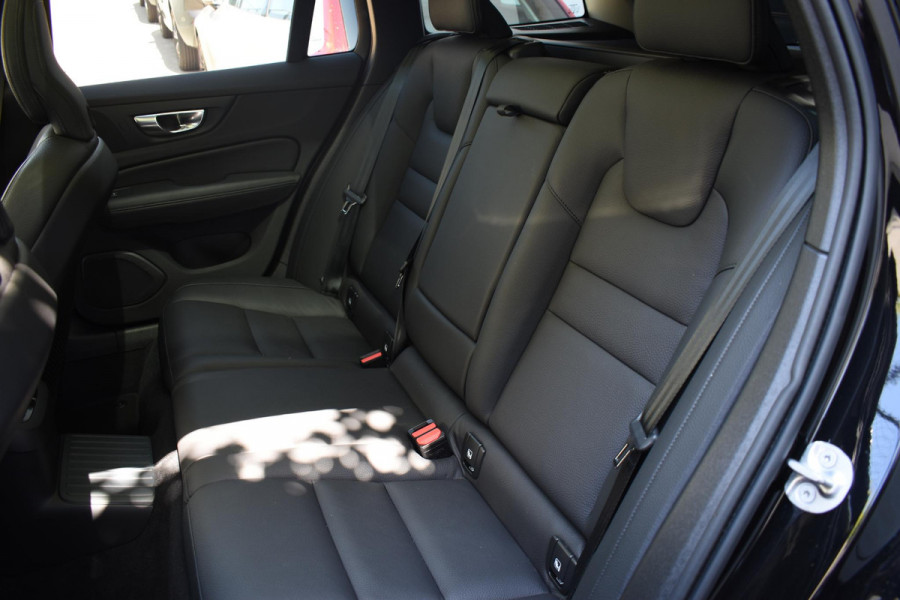 Volvo V60 T6 350PK Automaat Plug-in hybrid AWD Ultra Dark / Adaptieve Cruisecontrol / Panoramadak / Stoelverwarming v+a / Stuurverwarming / 360 Camera / Elektrische Stoelen / Head-up Display / 19"