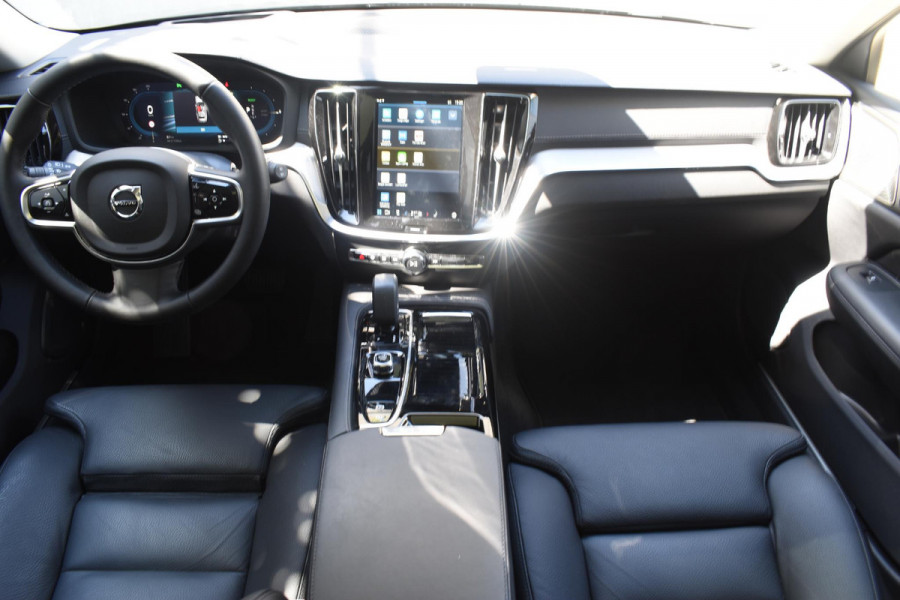 Volvo V60 T6 350PK Automaat Plug-in hybrid AWD Ultra Dark / Adaptieve Cruisecontrol / Panoramadak / Stoelverwarming v+a / Stuurverwarming / 360 Camera / Elektrische Stoelen / Head-up Display / 19"