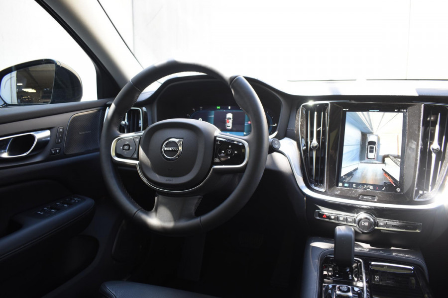 Volvo V60 T6 350PK Automaat Plug-in hybrid AWD Ultra Dark / Adaptieve Cruisecontrol / Panoramadak / Stoelverwarming v+a / Stuurverwarming / 360 Camera / Elektrische Stoelen / Head-up Display / 19"