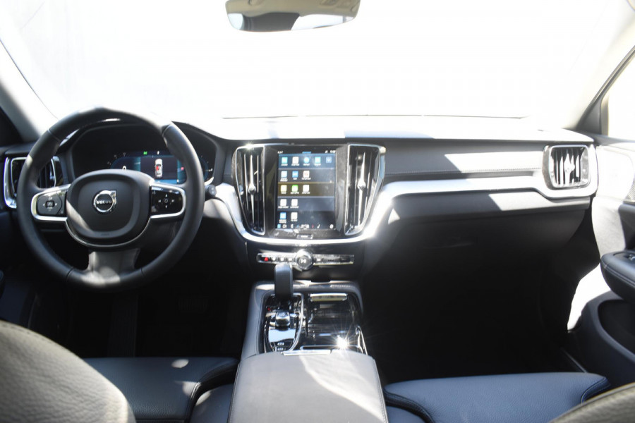 Volvo V60 T6 350PK Automaat Plug-in hybrid AWD Ultra Dark / Adaptieve Cruisecontrol / Panoramadak / Stoelverwarming v+a / Stuurverwarming / 360 Camera / Elektrische Stoelen / Head-up Display / 19"