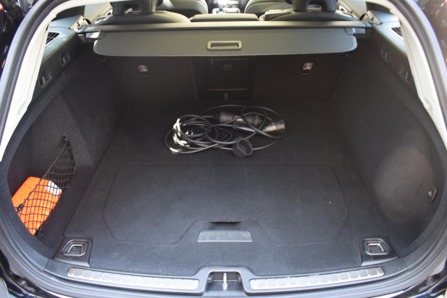Volvo V60 T6 350PK Automaat Plug-in hybrid AWD Ultra Dark / Adaptieve Cruisecontrol / Panoramadak / Stoelverwarming v+a / Stuurverwarming / 360 Camera / Elektrische Stoelen / Head-up Display / 19"