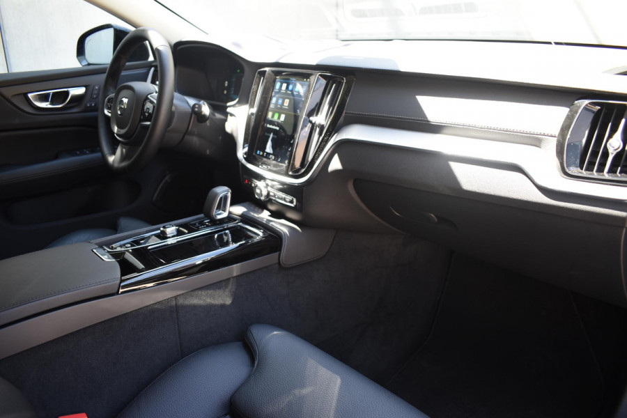 Volvo V60 T6 350PK Automaat Plug-in hybrid AWD Ultra Dark / Adaptieve Cruisecontrol / Panoramadak / Stoelverwarming v+a / Stuurverwarming / 360 Camera / Elektrische Stoelen / Head-up Display / 19"