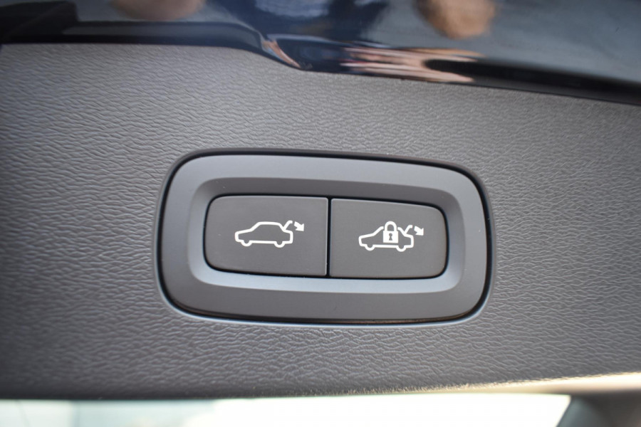 Volvo V60 T6 350PK Automaat Plug-in hybrid AWD Ultra Dark / Adaptieve Cruisecontrol / Panoramadak / Stoelverwarming v+a / Stuurverwarming / 360 Camera / Elektrische Stoelen / Head-up Display / 19"