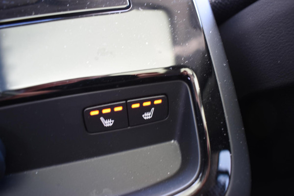 Volvo V60 T6 350PK Automaat Plug-in hybrid AWD Ultra Dark / Adaptieve Cruisecontrol / Panoramadak / Stoelverwarming v+a / Stuurverwarming / 360 Camera / Elektrische Stoelen / Head-up Display / 19"