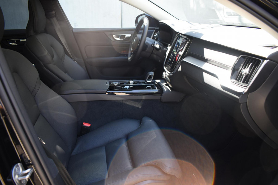 Volvo V60 T6 350PK Automaat Plug-in hybrid AWD Ultra Dark / Adaptieve Cruisecontrol / Panoramadak / Stoelverwarming v+a / Stuurverwarming / 360 Camera / Elektrische Stoelen / Head-up Display / 19"