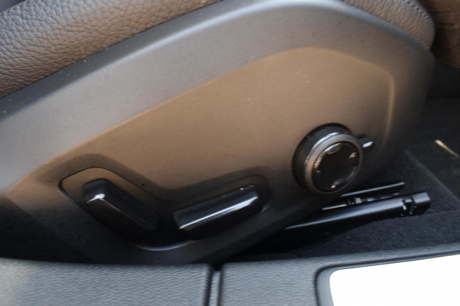 Volvo V60 T6 350PK Automaat Plug-in hybrid AWD Ultra Dark / Adaptieve Cruisecontrol / Panoramadak / Stoelverwarming v+a / Stuurverwarming / 360 Camera / Elektrische Stoelen / Head-up Display / 19"
