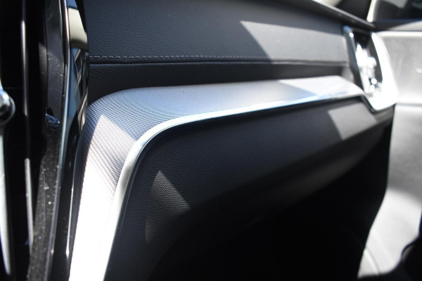 Volvo V60 T6 350PK Automaat Plug-in hybrid AWD Ultra Dark / Adaptieve Cruisecontrol / Panoramadak / Stoelverwarming v+a / Stuurverwarming / 360 Camera / Elektrische Stoelen / Head-up Display / 19"