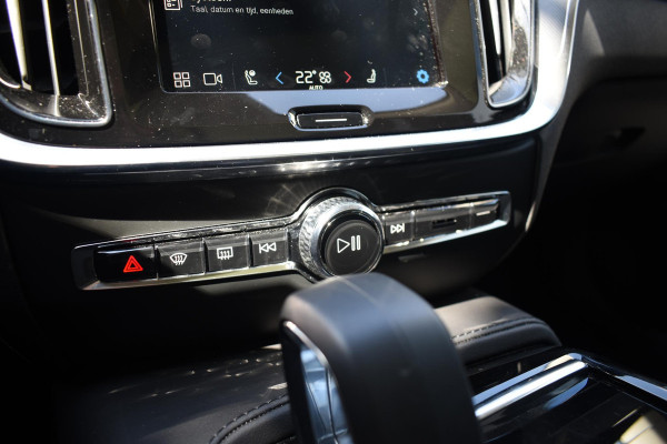 Volvo V60 T6 350PK Automaat Plug-in hybrid AWD Ultra Dark / Adaptieve Cruisecontrol / Panoramadak / Stoelverwarming v+a / Stuurverwarming / 360 Camera / Elektrische Stoelen / Head-up Display / 19"