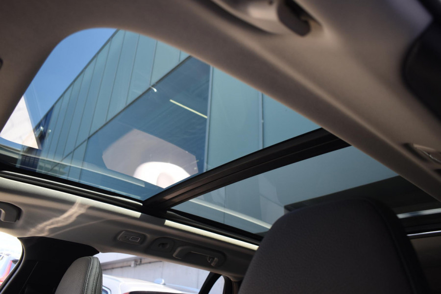 Volvo V60 T6 350PK Automaat Plug-in hybrid AWD Ultra Dark / Adaptieve Cruisecontrol / Panoramadak / Stoelverwarming v+a / Stuurverwarming / 360 Camera / Elektrische Stoelen / Head-up Display / 19"