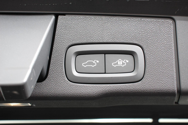 Volvo XC60 2.0 T6 Plug-in hybrid AWD Plus Dark Volvo XC60 2.0 Recharge T6 AWD Plus Dark | Leder | Navigatie | Google | Harman Kardon | Panorama dak | Lichtmetalen Velgen 19" | Dab | Stoelverwarming | Camera | Led