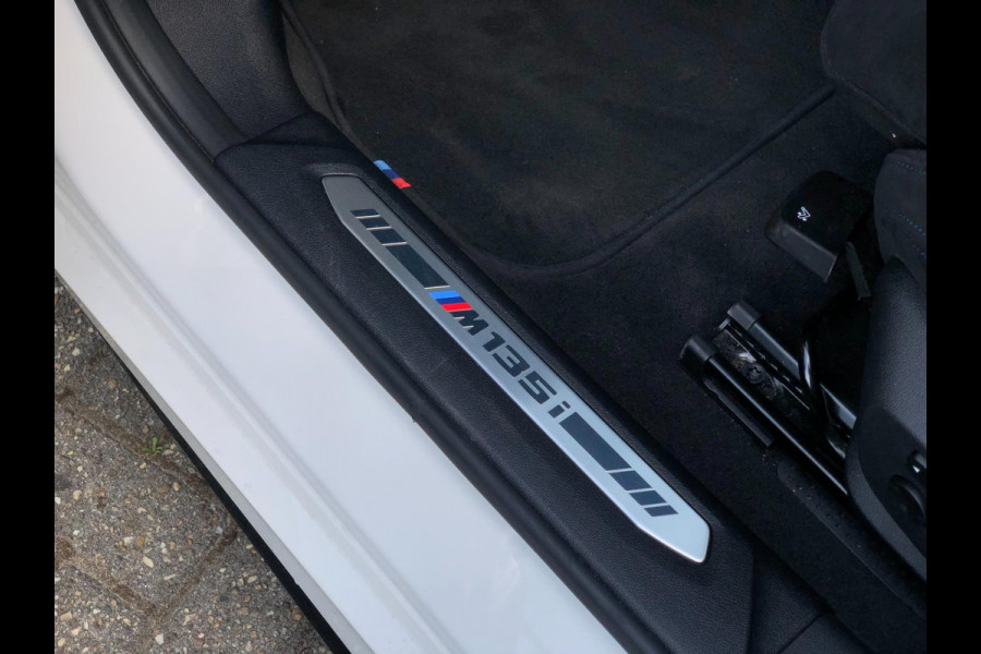 BMW 1-serie M135i xDrive High Executive 306 PK | Alcantara, 18'' M-Velgen, Navi, PDC, Cruise, M-Sport |