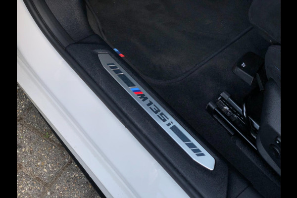 BMW 1-serie M135i xDrive High Executive 306 PK | Alcantara, 18'' M-Velgen, Navi, PDC, Cruise, M-Sport |