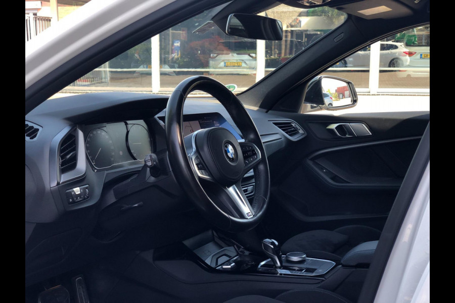 BMW 1-serie M135i xDrive High Executive 306 PK | Alcantara, 18'' M-Velgen, Navi, PDC, Cruise, M-Sport |