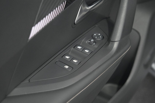 Peugeot 2008 PureTech 130 EAT8 Allure | Camera | Navigatie | Parkeersensoren | Apple Carplay