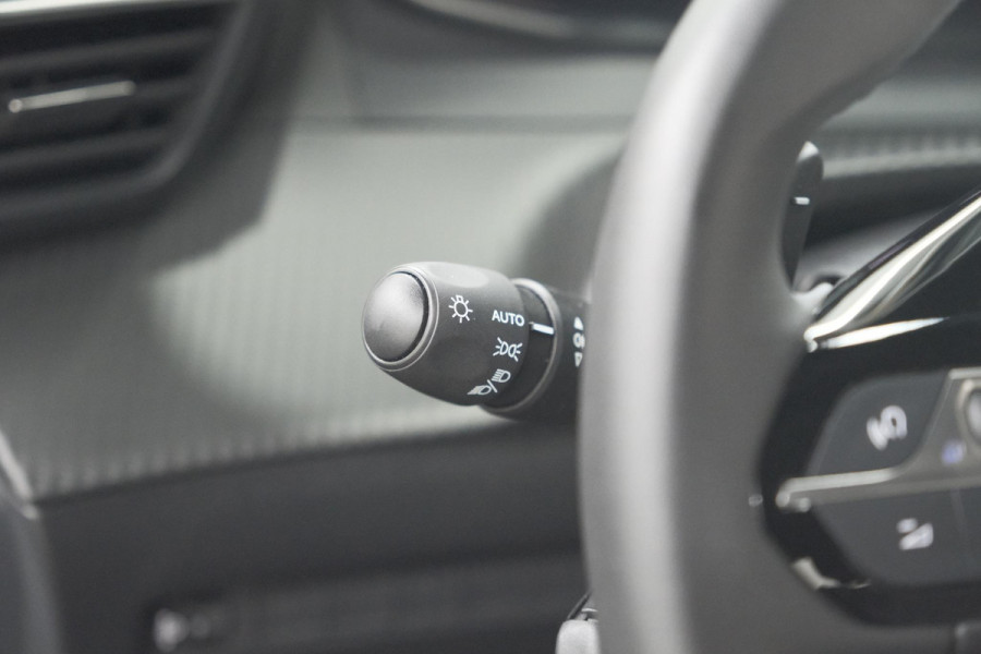 Peugeot 2008 PureTech 130 EAT8 Allure | Camera | Navigatie | Parkeersensoren | Apple Carplay