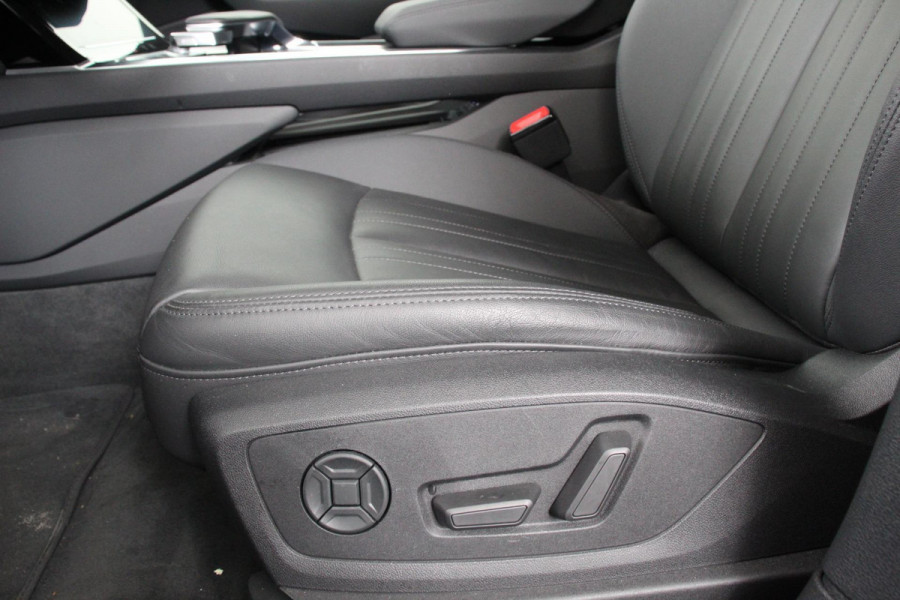 Audi e-tron e-tron 55 quattro Navigatie Climate Control 4 zone's Leder Virtuele Cockpit Cruise control adaptief Camera Parkeer sensoren Lichtmetalen Velgen 19"