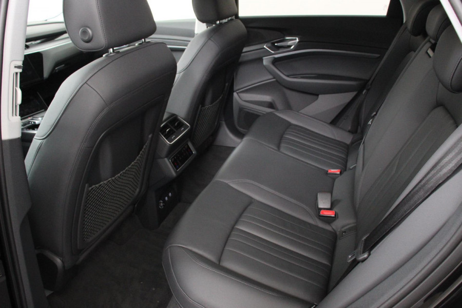 Audi e-tron e-tron 55 quattro Navigatie Climate Control 4 zone's Leder Virtuele Cockpit Cruise control adaptief Camera Parkeer sensoren Lichtmetalen Velgen 19"