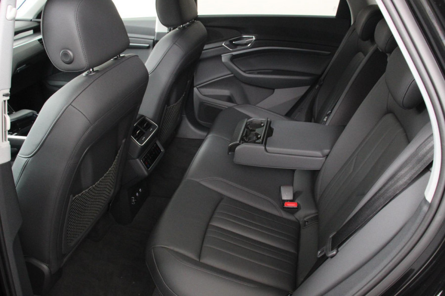 Audi e-tron e-tron 55 quattro Navigatie Climate Control 4 zone's Leder Virtuele Cockpit Cruise control adaptief Camera Parkeer sensoren Lichtmetalen Velgen 19"
