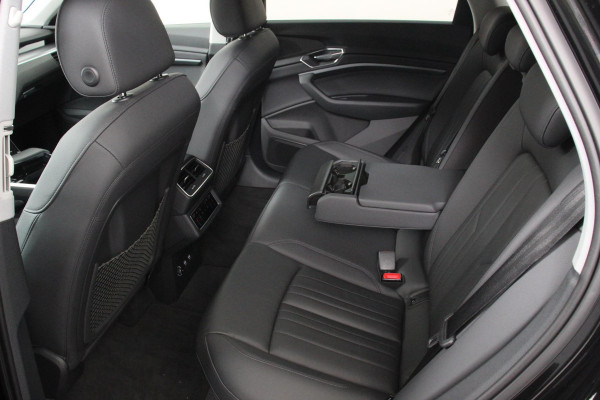 Audi e-tron e-tron 55 quattro Navigatie Climate Control 4 zone's Leder Virtuele Cockpit Cruise control adaptief Camera Parkeer sensoren Lichtmetalen Velgen 19"