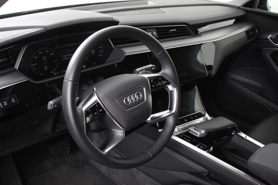 Audi e-tron e-tron 55 quattro Navigatie Climate Control 4 zone's Leder Virtuele Cockpit Cruise control adaptief Camera Parkeer sensoren Lichtmetalen Velgen 19"