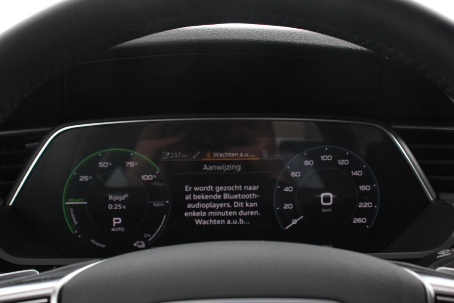Audi e-tron e-tron 55 quattro Navigatie Climate Control 4 zone's Leder Virtuele Cockpit Cruise control adaptief Camera Parkeer sensoren Lichtmetalen Velgen 19"