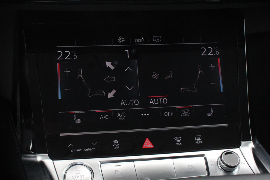 Audi e-tron e-tron 55 quattro Navigatie Climate Control 4 zone's Leder Virtuele Cockpit Cruise control adaptief Camera Parkeer sensoren Lichtmetalen Velgen 19"