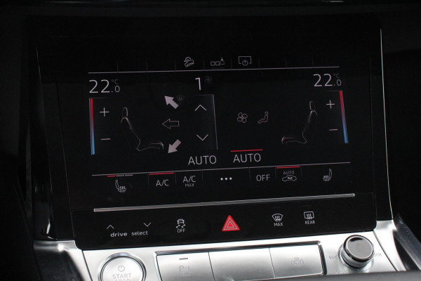 Audi e-tron e-tron 55 quattro Navigatie Climate Control 4 zone's Leder Virtuele Cockpit Cruise control adaptief Camera Parkeer sensoren Lichtmetalen Velgen 19"
