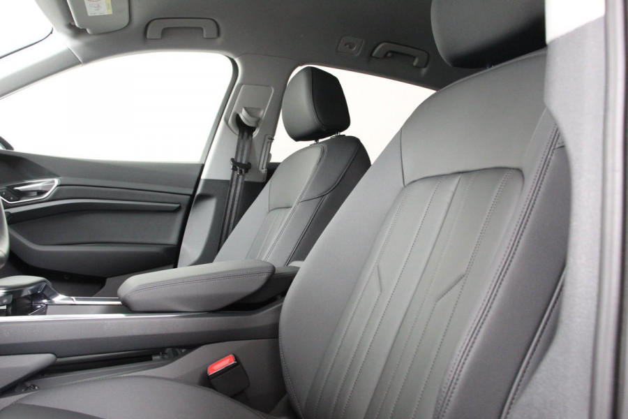 Audi e-tron e-tron 55 quattro Navigatie Climate Control 4 zone's Leder Virtuele Cockpit Cruise control adaptief Camera Parkeer sensoren Lichtmetalen Velgen 19"