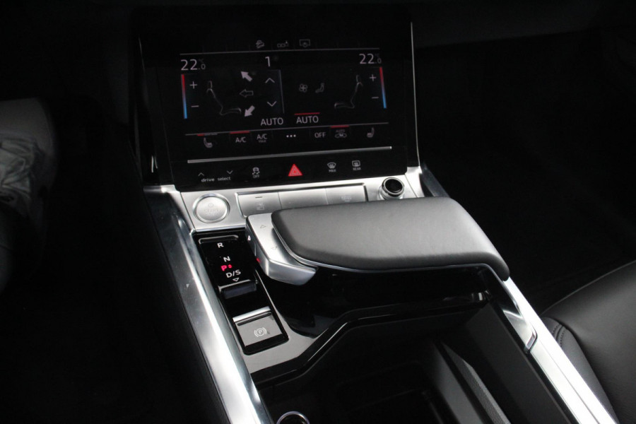 Audi e-tron e-tron 55 quattro Navigatie Climate Control 4 zone's Leder Virtuele Cockpit Cruise control adaptief Camera Parkeer sensoren Lichtmetalen Velgen 19"
