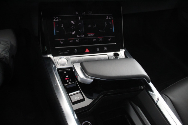 Audi e-tron e-tron 55 quattro Navigatie Climate Control 4 zone's Leder Virtuele Cockpit Cruise control adaptief Camera Parkeer sensoren Lichtmetalen Velgen 19"