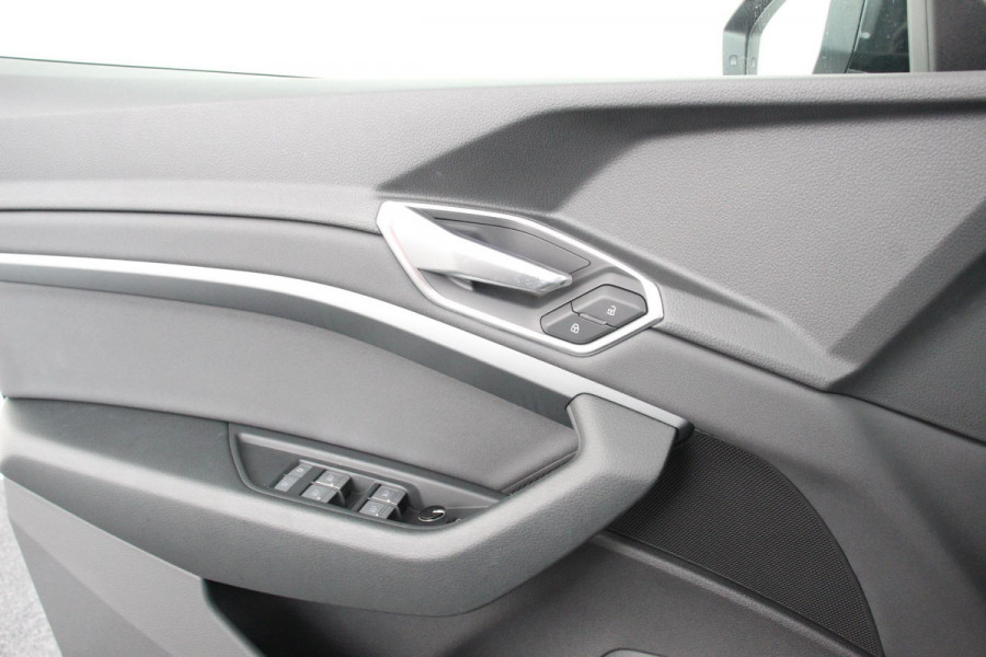 Audi e-tron e-tron 55 quattro Navigatie Climate Control 4 zone's Leder Virtuele Cockpit Cruise control adaptief Camera Parkeer sensoren Lichtmetalen Velgen 19"