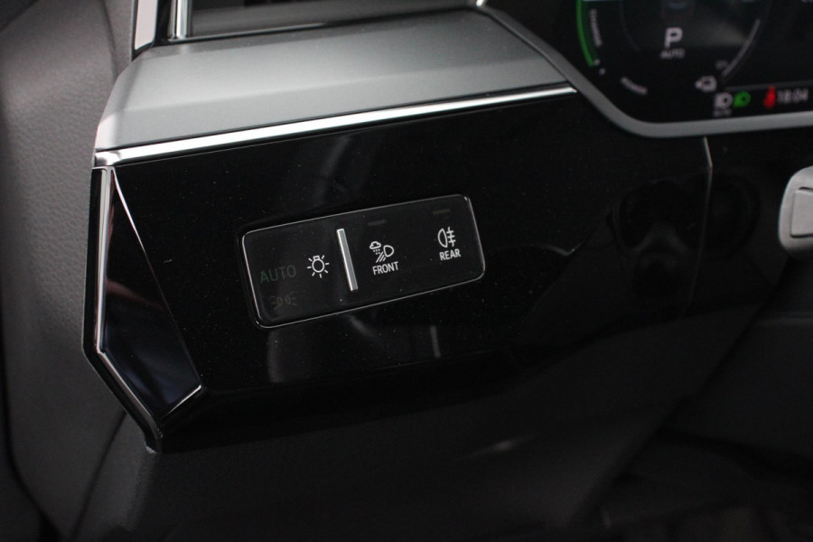 Audi e-tron e-tron 55 quattro Navigatie Climate Control 4 zone's Leder Virtuele Cockpit Cruise control adaptief Camera Parkeer sensoren Lichtmetalen Velgen 19"