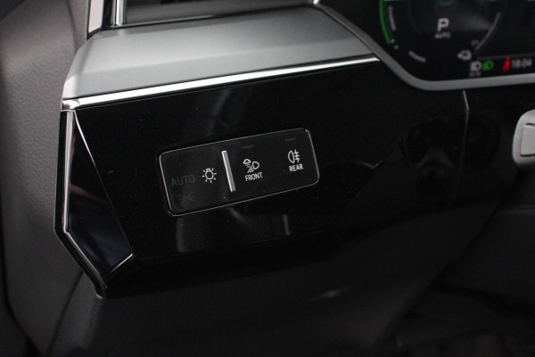 Audi e-tron e-tron 55 quattro Navigatie Climate Control 4 zone's Leder Virtuele Cockpit Cruise control adaptief Camera Parkeer sensoren Lichtmetalen Velgen 19"