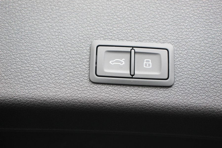 Audi e-tron e-tron 55 quattro Navigatie Climate Control 4 zone's Leder Virtuele Cockpit Cruise control adaptief Camera Parkeer sensoren Lichtmetalen Velgen 19"