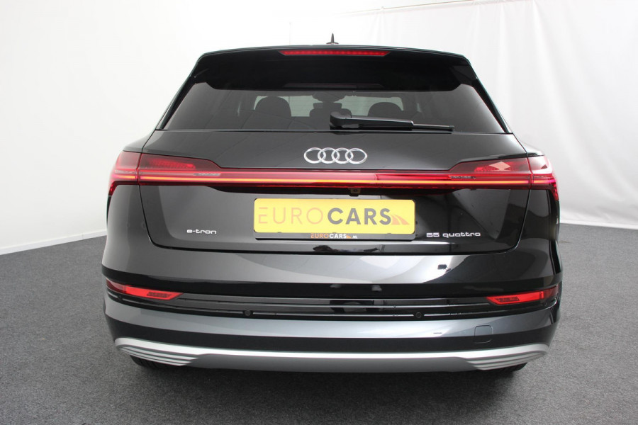 Audi e-tron e-tron 55 quattro Navigatie Climate Control 4 zone's Leder Virtuele Cockpit Cruise control adaptief Camera Parkeer sensoren Lichtmetalen Velgen 19"