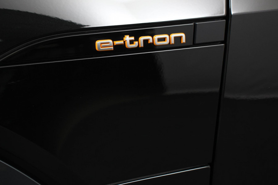 Audi e-tron e-tron 55 quattro Navigatie Climate Control 4 zone's Leder Virtuele Cockpit Cruise control adaptief Camera Parkeer sensoren Lichtmetalen Velgen 19"