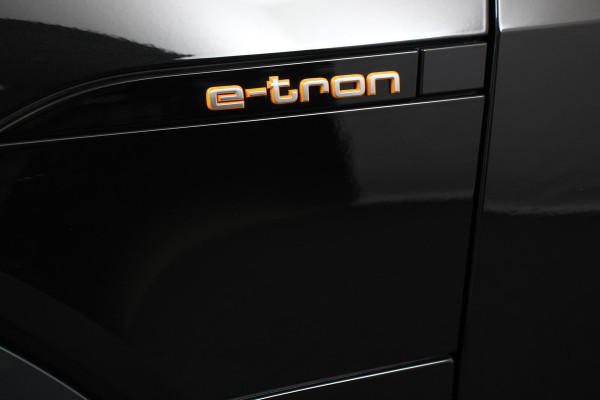 Audi e-tron e-tron 55 quattro Navigatie Climate Control 4 zone's Leder Virtuele Cockpit Cruise control adaptief Camera Parkeer sensoren Lichtmetalen Velgen 19"