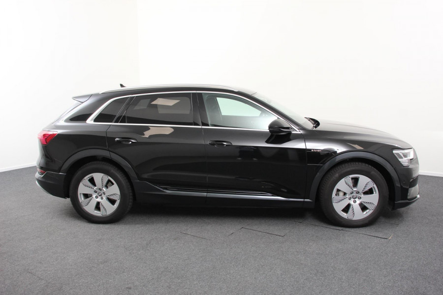 Audi e-tron e-tron 55 quattro Navigatie Climate Control 4 zone's Leder Virtuele Cockpit Cruise control adaptief Camera Parkeer sensoren Lichtmetalen Velgen 19"