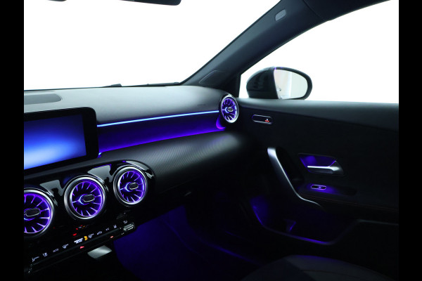Mercedes-Benz A-Klasse 250 e AMG Line | AMG Line Advanced Plus | Night Pakket | Trekhaak | Sfeerverlichting | Stuur en Stoelverwarming | Inclusief 24 maanden MB Certified garantie voor Europa.