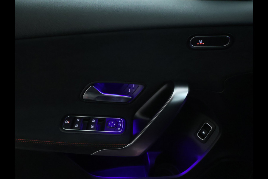 Mercedes-Benz A-Klasse 250 e AMG Line | AMG Line Advanced Plus | Night Pakket | Trekhaak | Sfeerverlichting | Stuur en Stoelverwarming | Inclusief 24 maanden MB Certified garantie voor Europa.