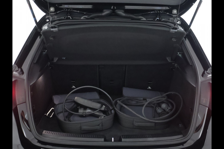 Mercedes-Benz A-Klasse 250 e AMG Line | AMG Line Advanced Plus | Night Pakket | Trekhaak | Sfeerverlichting | Stuur en Stoelverwarming | Inclusief 24 maanden MB Certified garantie voor Europa.