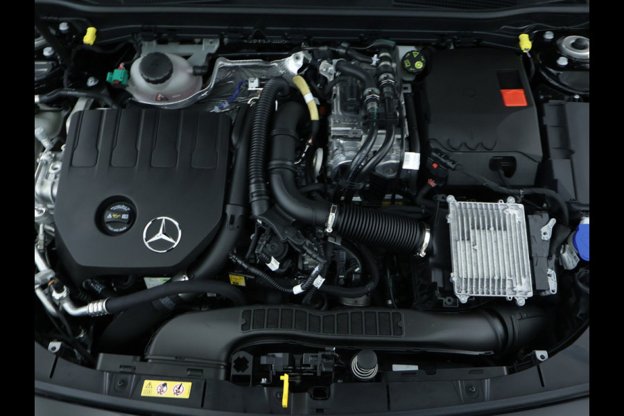 Mercedes-Benz A-Klasse 250 e AMG Line | AMG Line Advanced Plus | Night Pakket | Trekhaak | Sfeerverlichting | Stuur en Stoelverwarming | Inclusief 24 maanden MB Certified garantie voor Europa.