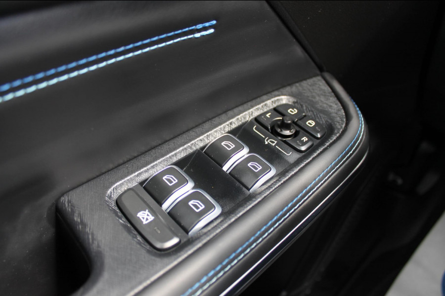 Lynk & Co 01 261PK Automaat Adaptieve Cruise Control / Elektrisch verstelbare voorstoelen / BLIS / Stoelverwarming / Climate Control / Parkeersensoren met 360 gradencamera / Regensensor