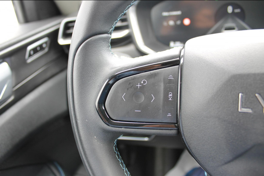 Lynk & Co 01 261PK Automaat Adaptieve Cruise Control / Elektrisch verstelbare voorstoelen / BLIS / Stoelverwarming / Climate Control / Parkeersensoren met 360 gradencamera / Regensensor
