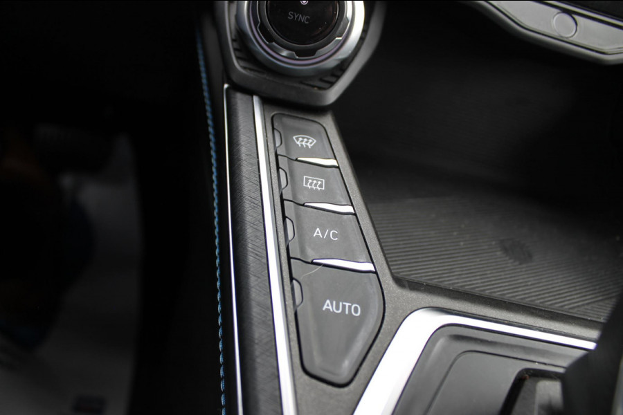 Lynk & Co 01 261PK Automaat Adaptieve Cruise Control / Elektrisch verstelbare voorstoelen / BLIS / Stoelverwarming / Climate Control / Parkeersensoren met 360 gradencamera / Regensensor