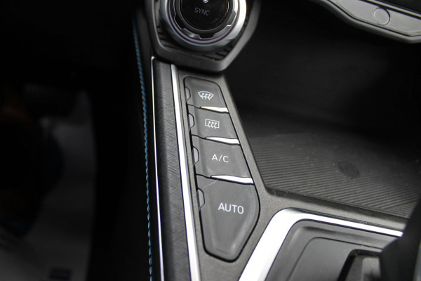 Lynk & Co 01 261PK Automaat Adaptieve Cruise Control / Elektrisch verstelbare voorstoelen / BLIS / Stoelverwarming / Climate Control / Parkeersensoren met 360 gradencamera / Regensensor